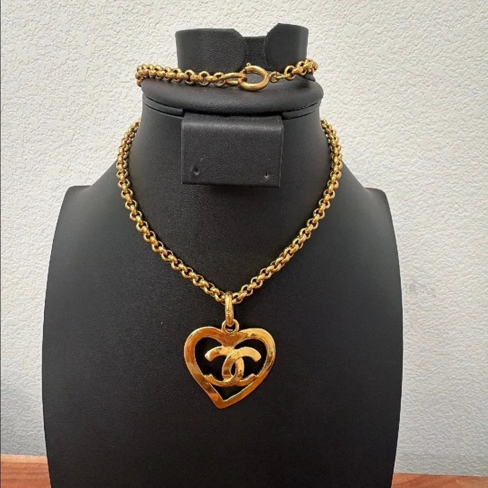 CHANEL Gold Heart Pendant Necklace with Interlocking CC Charm